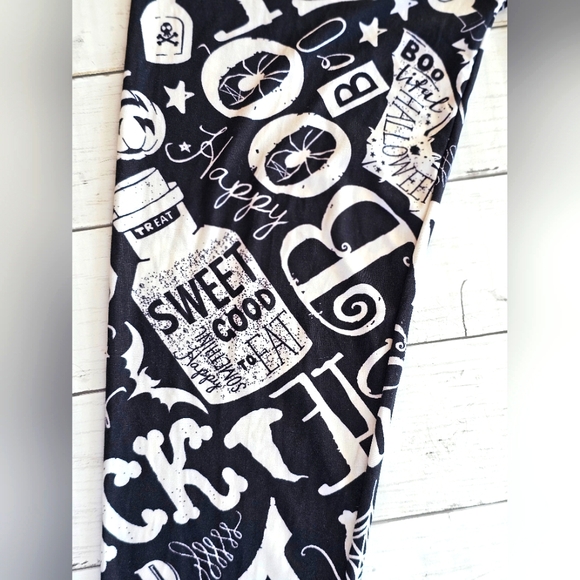 Two Left Feet Halloween Spooky Black & White Butter Soft Leggings Graphics - Picture 8 of 9